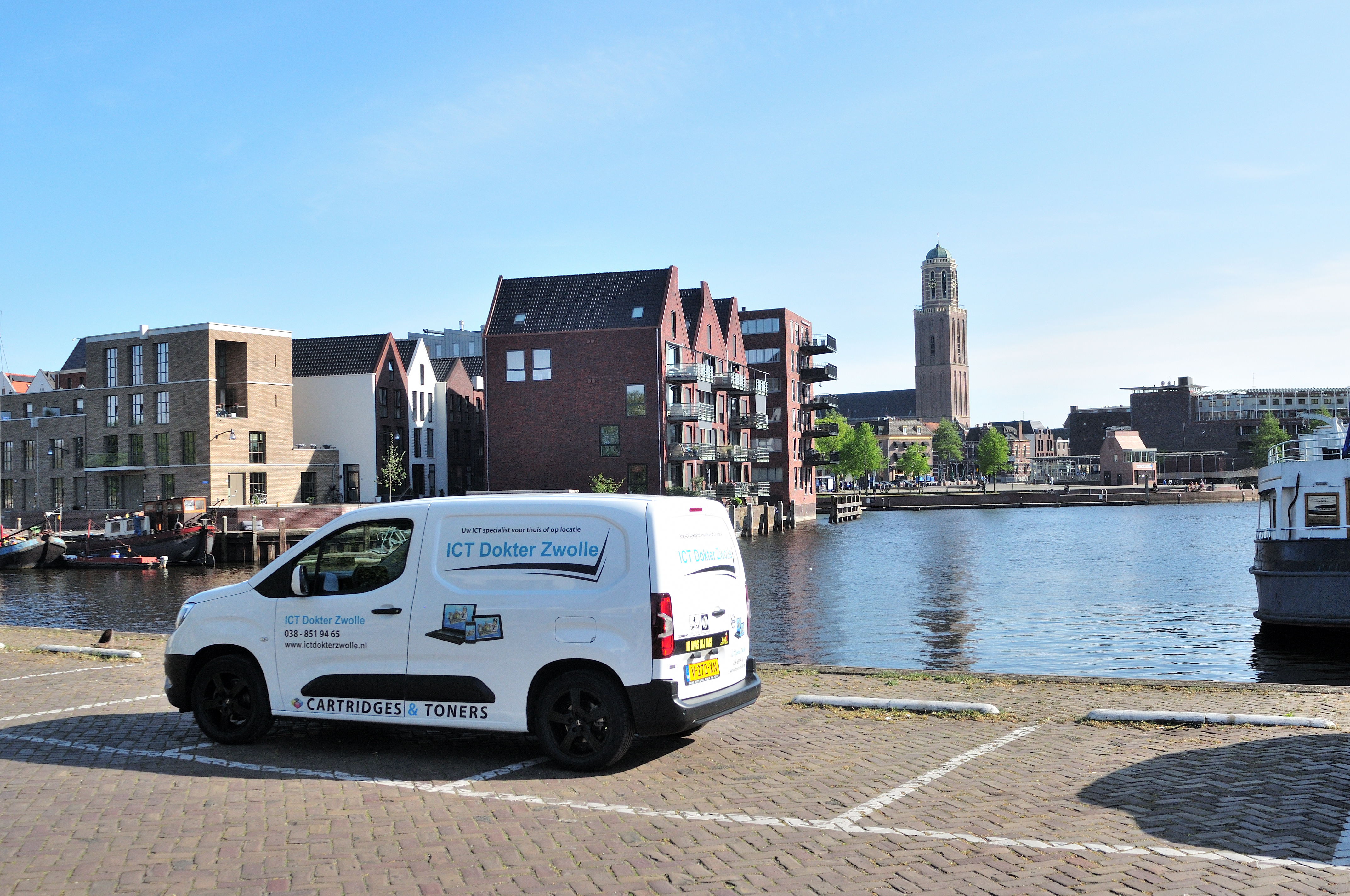 De bedrijfsbus van ICT Dokter Zwolle aan het water in Zwolle